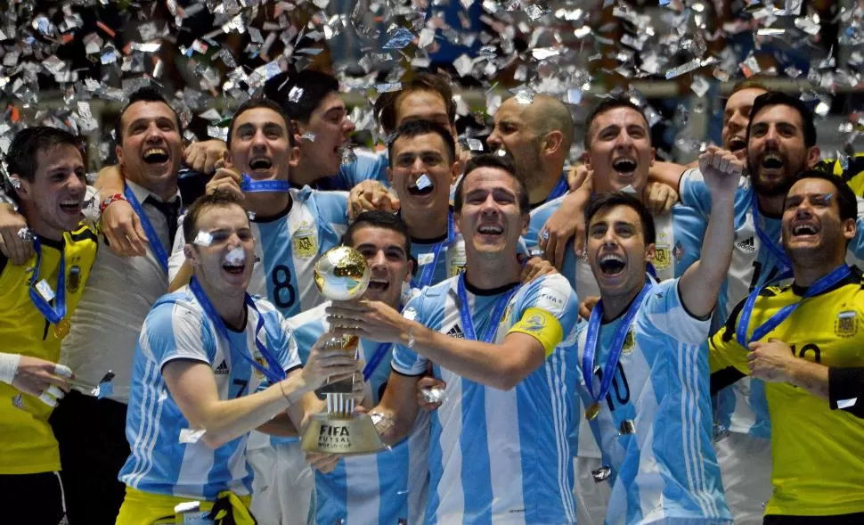 MOMENTO DE ORO. Los argentinos tienen la Copa del Mundo en sus manos. télam