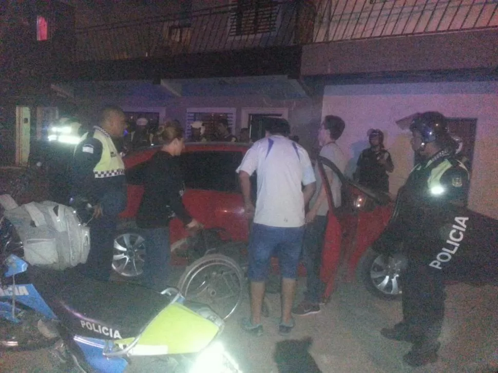 SIN RESPIRO. Los efectivos policiales realizaron un operativo en la cuadra de los integrantes de Los Garra. policía de tucumán