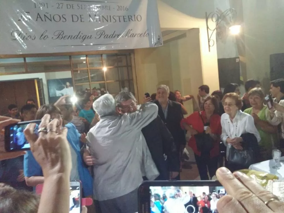 EMOTIVO. El padre Barrionuevo se abraza con su papá en la celebración. la gaceta / foto de magena valentie