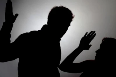 Denunció a su marido por violento y al regresar lo encontró robando