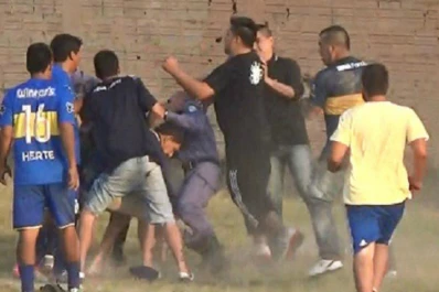 Video: un árbitro y varios policías fueron brutalmente agredidos por hinchas en Formosa
