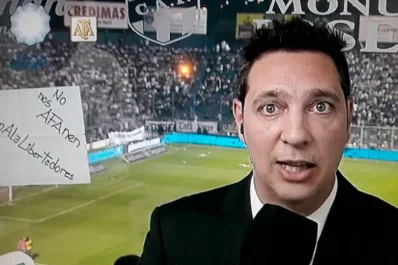El cartel que apareció al lado del comentarista del Fútbol Para Todos