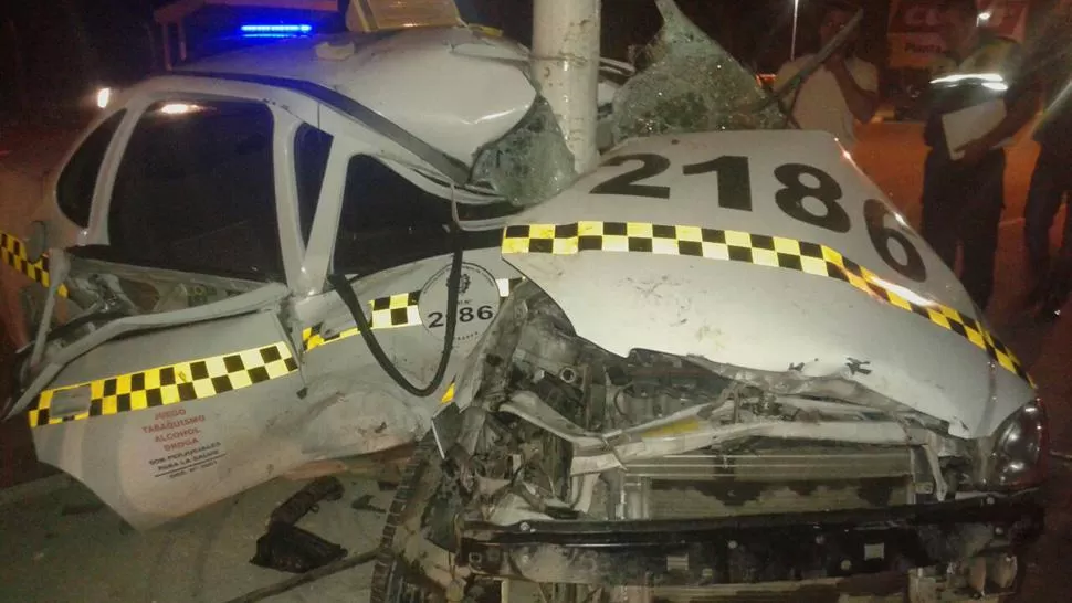 Un taxista estrelló su auto contra una columna en El Manantial