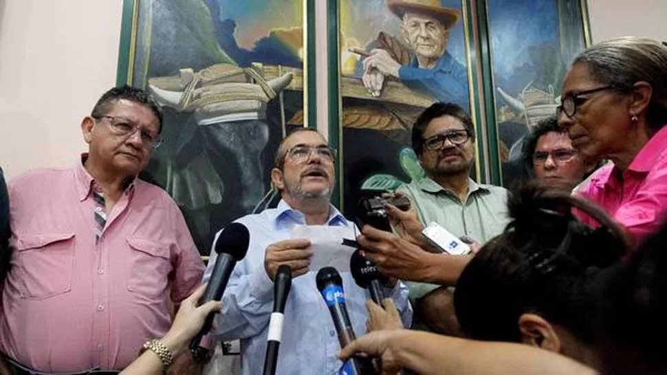 NUEVA ETAPA. El líder de las FARC Timochenko (centro) lee un comunicado anoche tras conocerse el resultado del plebiscito en Colombia. FOTO TOMADA DE CLARIN.COM