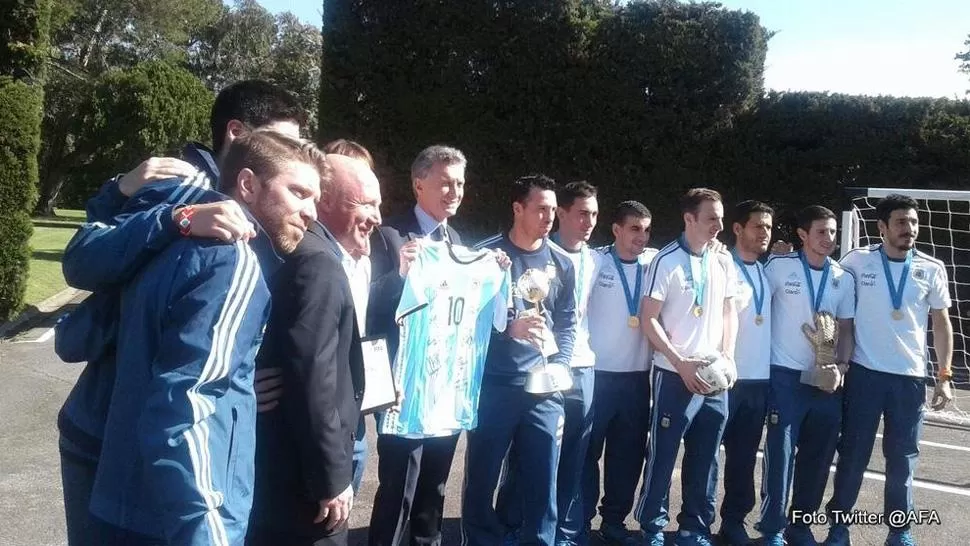 El equipo argentino campeón mundial de futsal regresó al país y fue recibido por Macri