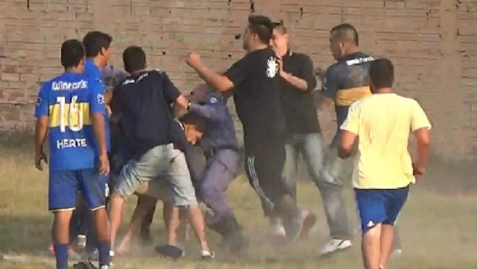 Video: un árbitro y varios policías fueron brutalmente agredidos por hinchas en Formosa