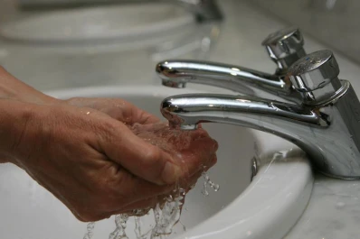 Cambios en la tarifa de agua: el Gobierno quiere cobrar por consumo