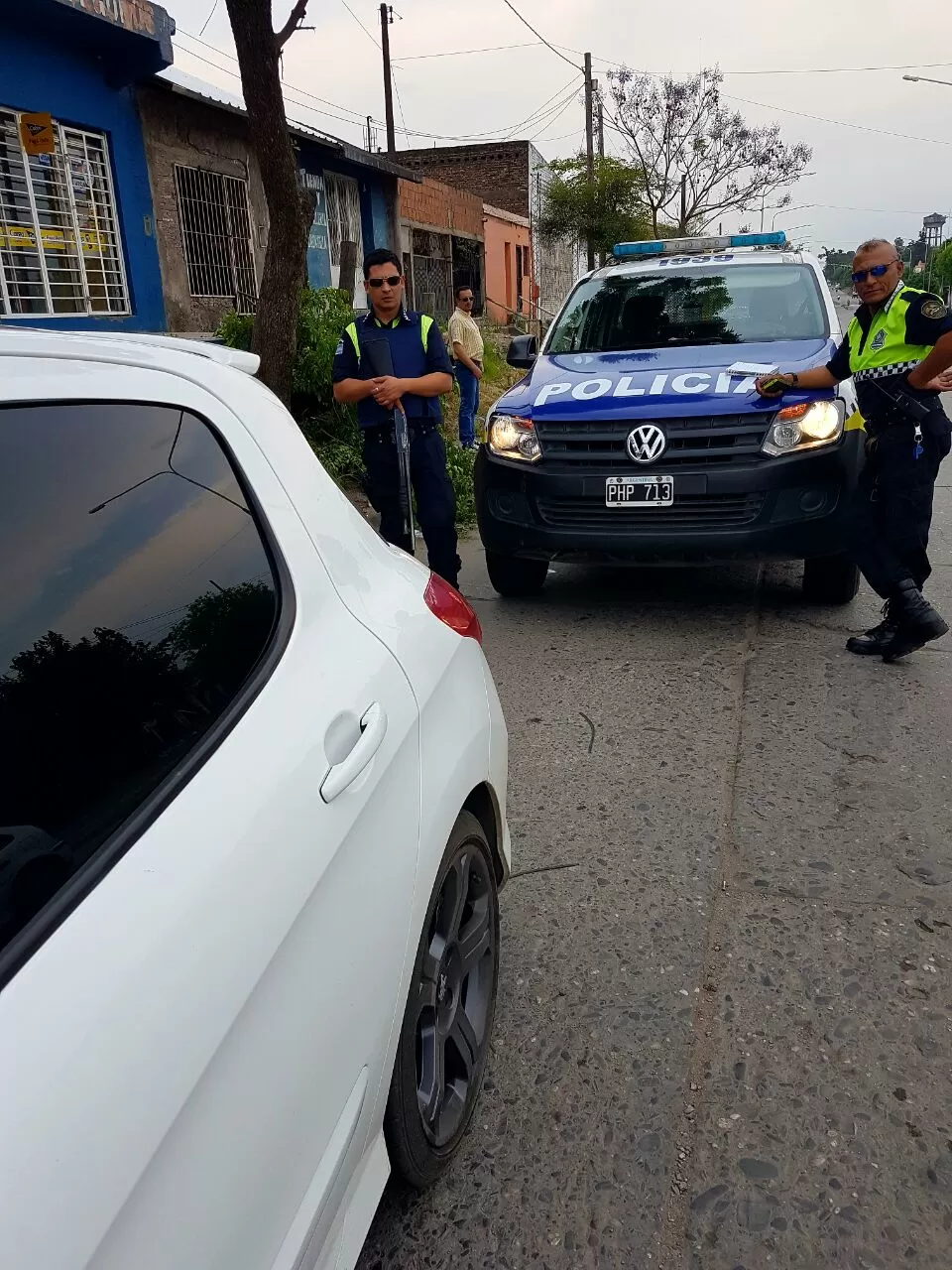 UNIFORMADOS. Según Gutiérrez, los dos policías le faltaron el respeto. foto de legislador josé gutierrez