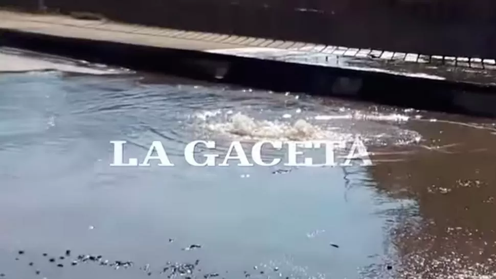 Video: los líquidos cloacales brotan frente a un shopping de Yerba Buena
