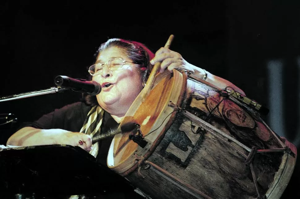 FARO GUÍA. Mercedes Sosa es referente de folcloristas, poetas y cantantes por su compromiso social. la gaceta / archivo 