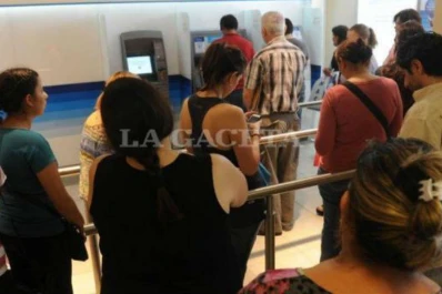 Hoy y mañana los bancos dejan de atender a las 10:30