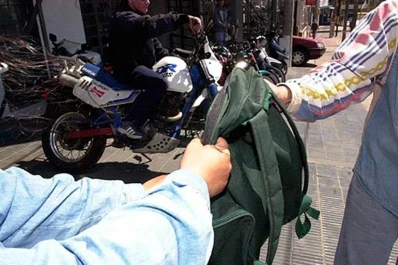 Esperaba el colectivo cuando su hermano le robó el bolso con $ 1.500