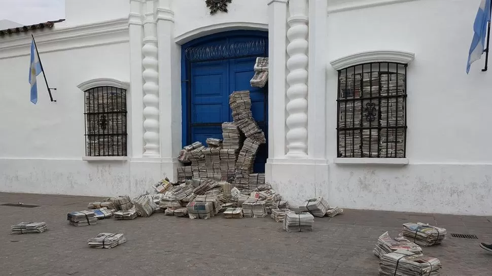 Destruyeron una instalación artística en la puerta de la Casa Histórica