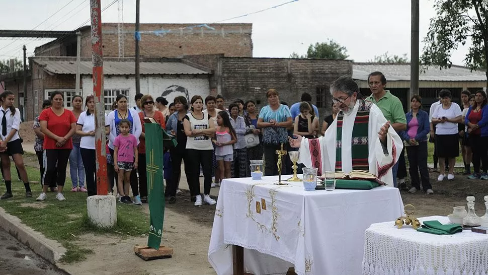 CEREMONIA. El cura Viroche preside una misa en Delfín Gallo. ARCHIVO LA GACETA /Analía Jaramillo.