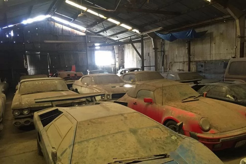 Autos de lujo abandonados en un garage de California