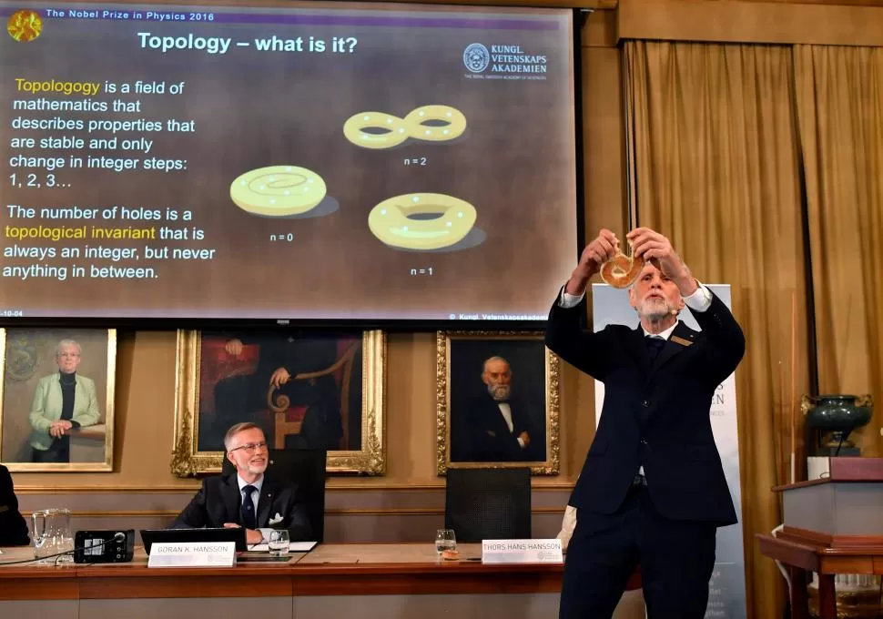 EL ANUNCIO. Thors Hans Hansson, miembro del jurado Nobel, explica con una rosquilla detalles de los descubrimientos que fueron reconocidos. reuters