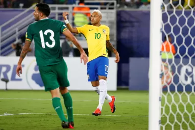 Brasil vapuleó a Bolivia y no le pierde pisada a Uruguay