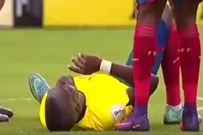 Video: Enner Valencia simuló una lesión para evitar su detención