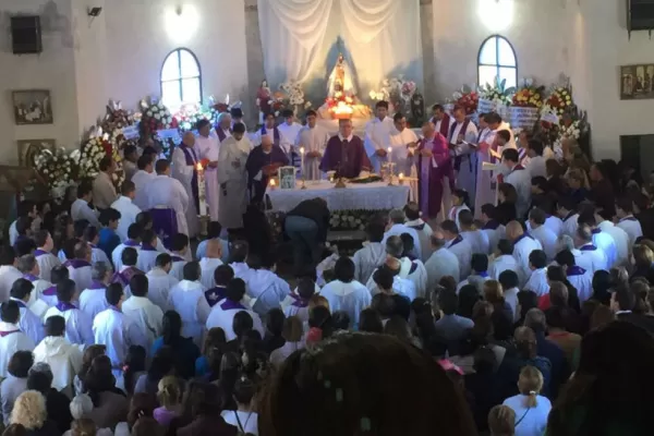 Lágrimas, dolor y bronca: miles de personas le dieron el último adiós al padre Viroche