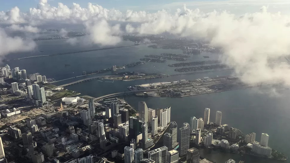 SEGURIDAD. Las nubes del huracán se acercan a Miami. REUTERS