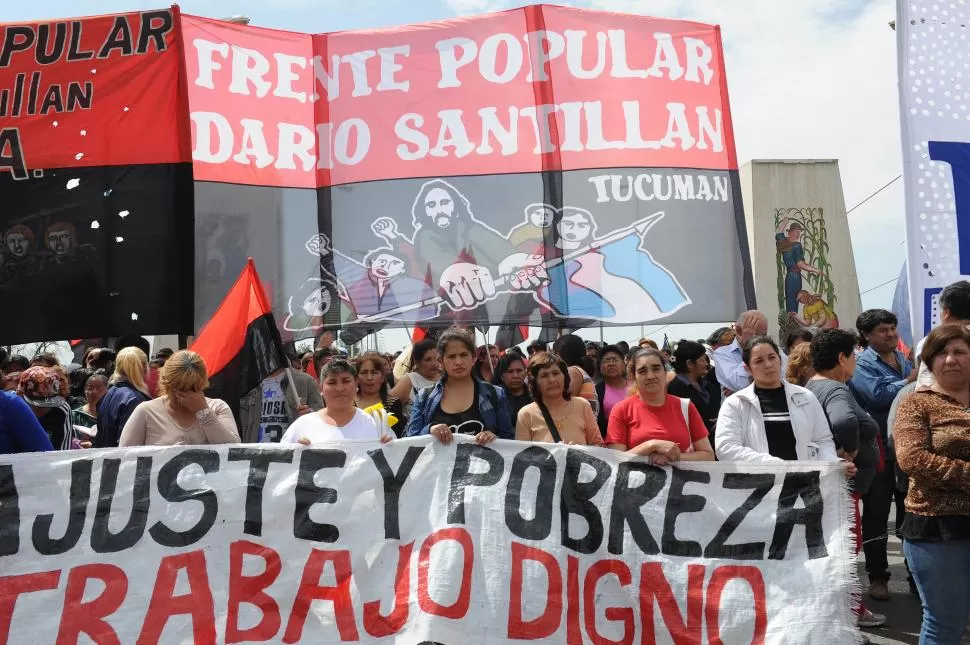 EN EL PUENTE. Dirigentes sociales pidieron que se tomen medidas para frenar el desempleo y la inflación.   