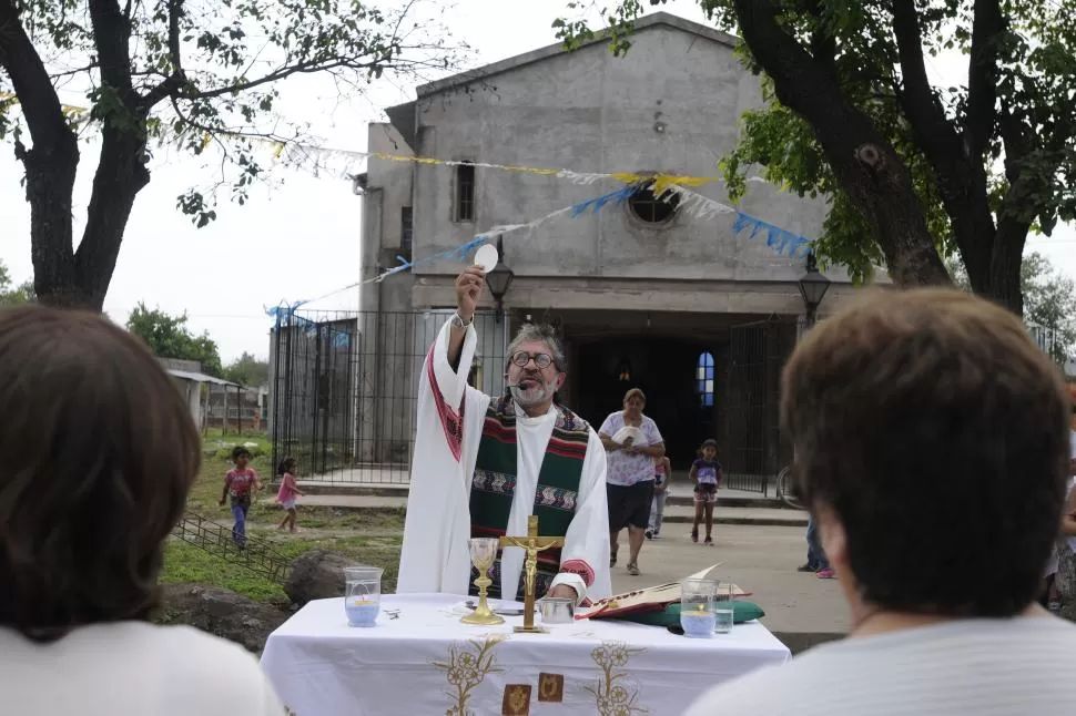 HISTÓRICO. El 17 de noviembre del año pasado, el padre Juan celebró una misa en Delfín Gallo para pedir por más seguridad para la población. la gaceta / foto de analia jaramillo (archivo)