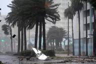 Videos: la impactante experiencia de sobrevolar el huracán Matthew en avión