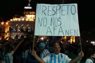 Los hinchas de Atlético coparon la plaza Independencia para pedir jugar la Libertadores