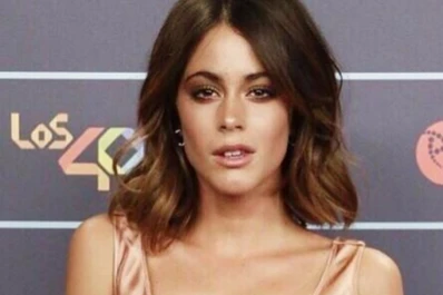 Tini Stoessel, muy sensual en la alfombra roja junto a su novio