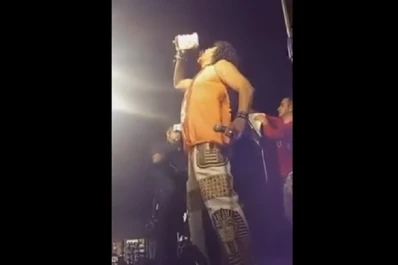 El escandaloso baile de La Mona Jiménez durante un recital