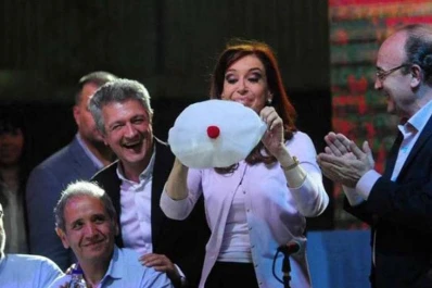 La UCR, contra Cristina: la ex presidenta con una boina blanca es un robo más del kirchnerismo