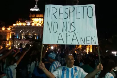 Los hinchas de Atlético coparon la plaza Independencia para pedir jugar la Libertadores
