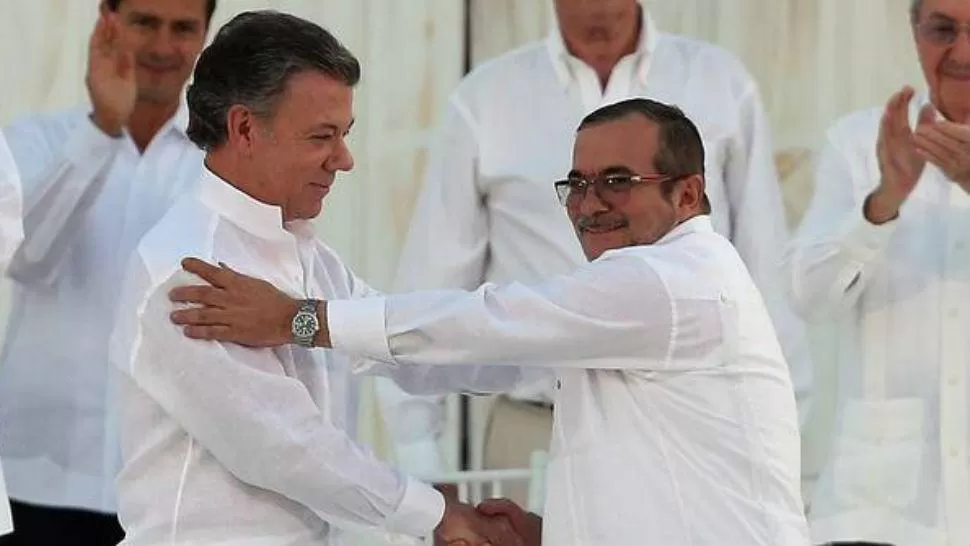 El presidente Santos, junto al líder de las FARC, al firmar el acuerdo de paz al que días más tarde el pueblo colombiano rechazó.