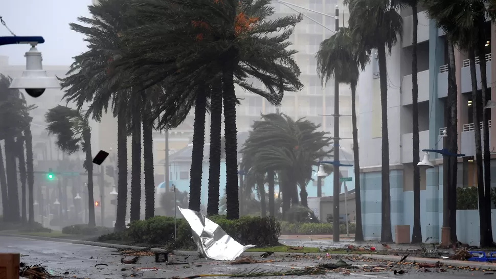 POTENCIA. El huracán ya golpea las costas de Florida. REUTERS