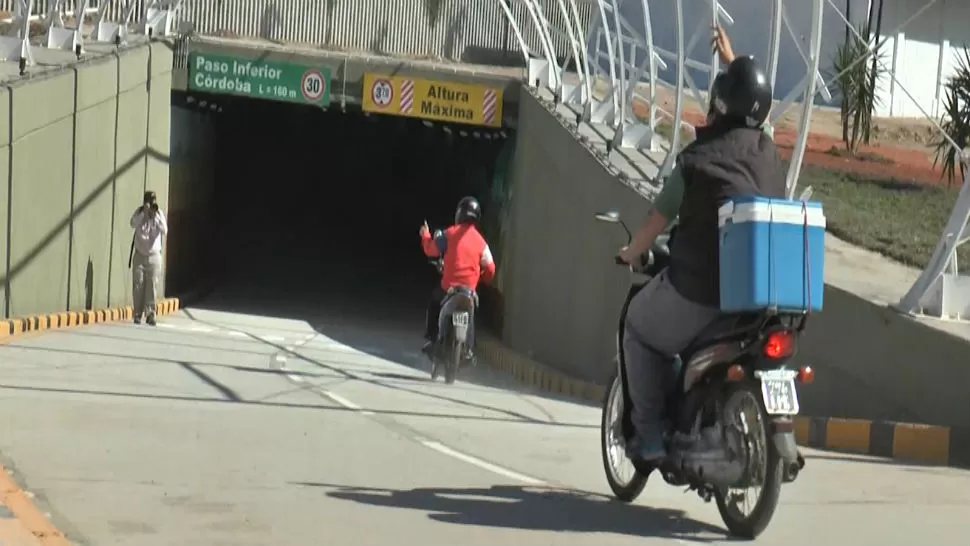 LOS PRIMEROS en pasar. Dos motociclistas entran  al túnel de calle Córdoba. LA GACETA