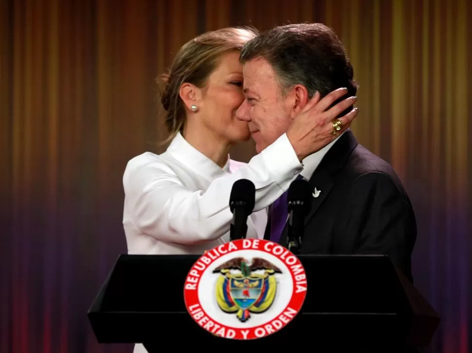 EL ANUNCIO. Santos y su esposa María Clemencia se abrazaron felices. reuters