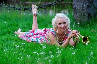 Gunhild Carling : la alegría de bailar, cantar y tocar varios instrumentos