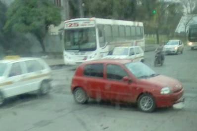 La mañana comenzó con un choque entre un auto y una moto
