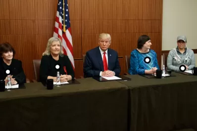 Trump invitó al debate a cuatro mujeres que acusaron de acoso sexual a Bill Clinton