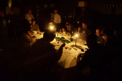 En una cena a oscuras, los invitados viven por un rato en el mundo de los ciegos