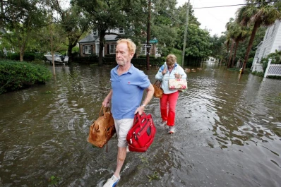 Matthew pierde fuerza en camino hacia el mar
