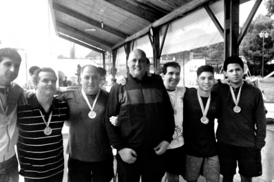 De la Vega sigue marcando el camino