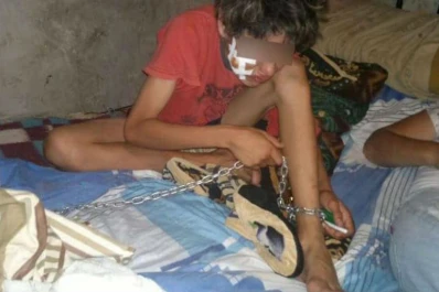 Desgarrador: encadenó a su hijo a la cama para que no compre paco