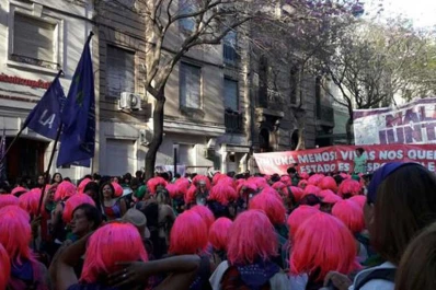Encuentro de mujeres: atacaron a pedradas a hombres que rezaban en La Catedral y la Policía las reprimió