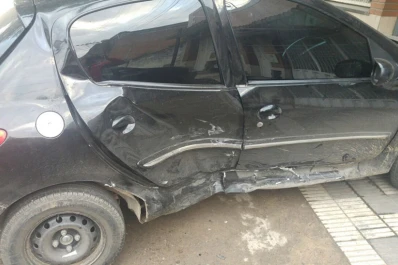 Una camioneta se subió a la vereda, chocó contra un auto y su conductor escapó