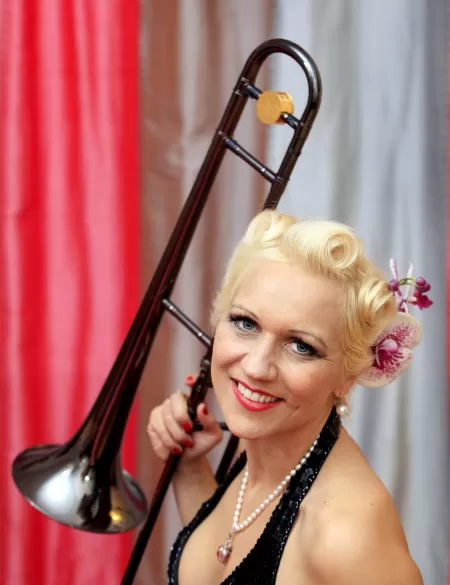 TALENTOSA. Carling toca trombón, trompeta, armónica, arpa y gaita. foto / Stefan Nilsson