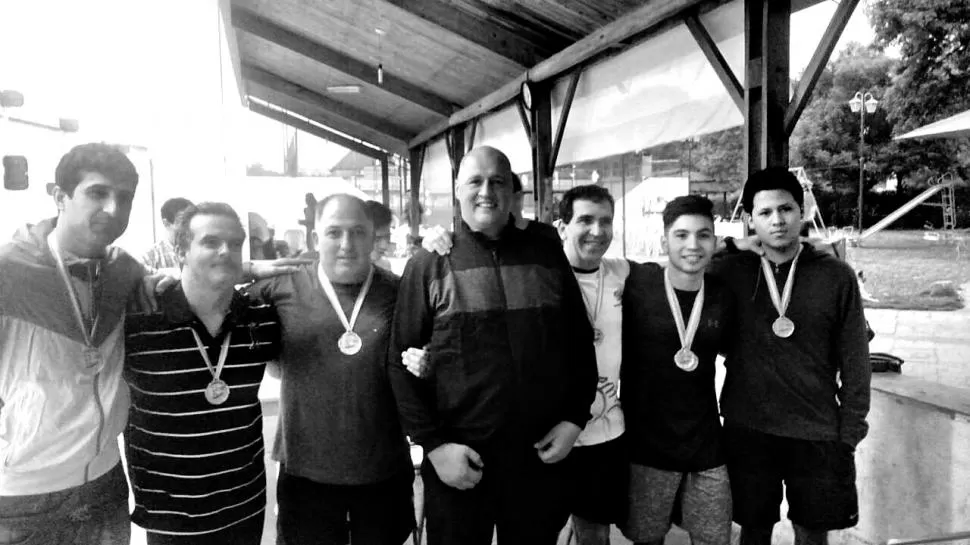 EL CIERRE. Los ganadores lucen sus premios junto al organizador Fredy Gamio. FOTO DE FREDY GAMIO