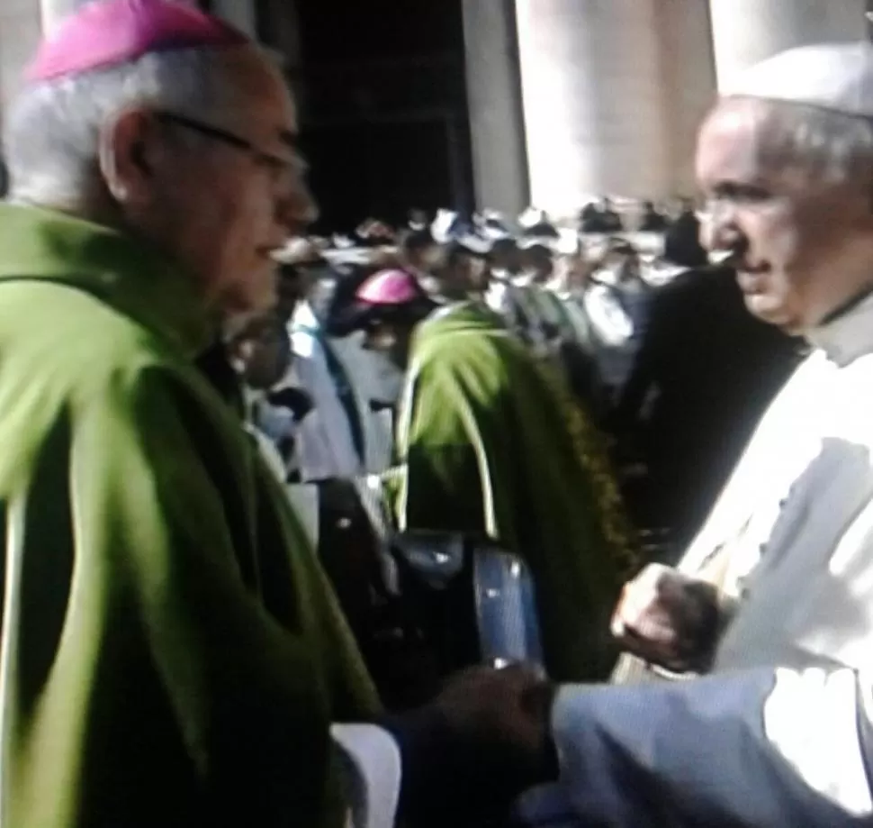 EN ROMA. Melitón Chávez y el papa Francisco charlaron ayer en el Vaticano. captura de video 