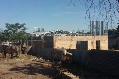 Exigen que se reinicien las obras en un centro para adictos en La Costanera