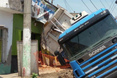 Video: un camión con acoplado volcó y destruyó una carnicería